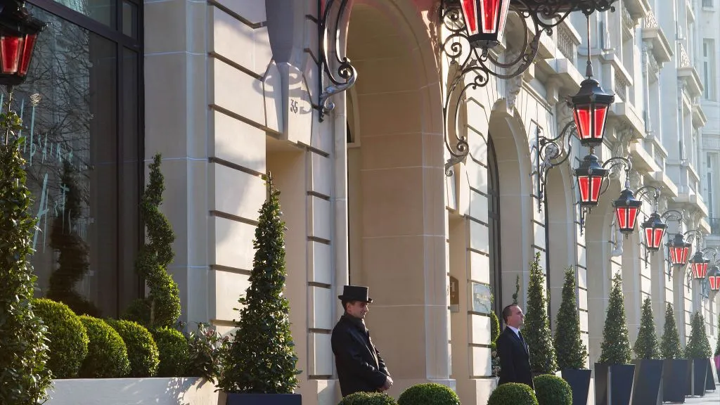 Manifestations et dégradations : l’hôtel Royal Monceau gagne contre l'état !