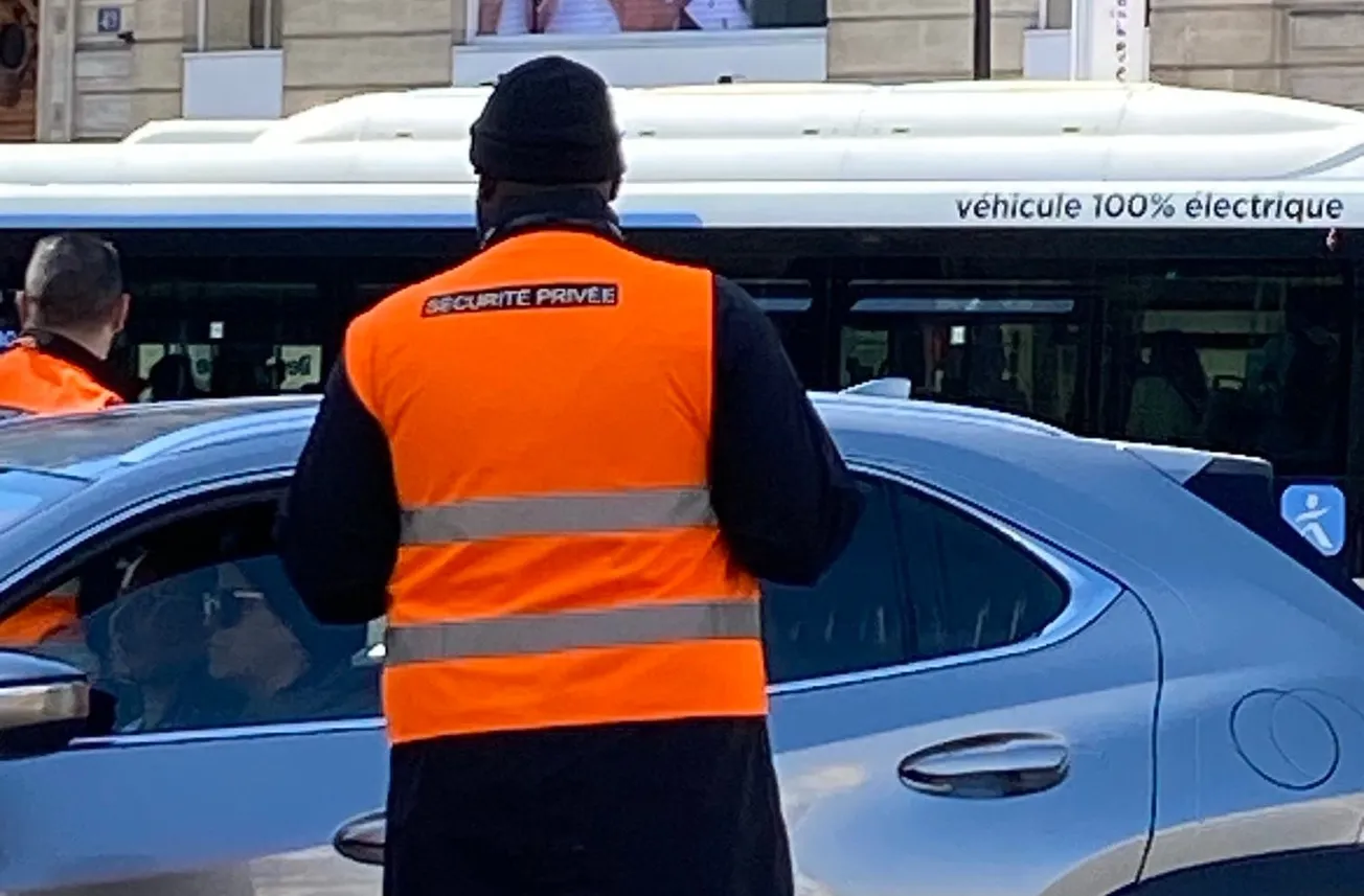 Des agents de sécurité pour filtrer les voitures : la mairie de Paris dans l’illégalité ?